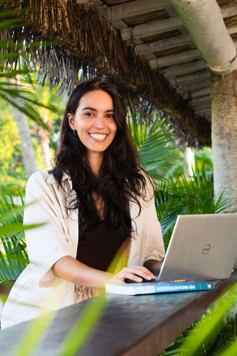 Gabi trabalhando no notebook